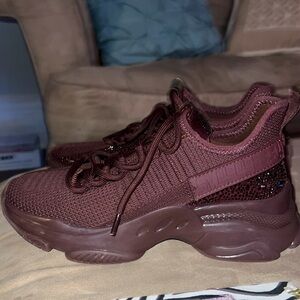Worn once Steve Madden size 7 tennis shoe